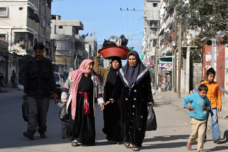 Palestinians flee after Israel's offensive in Gaza, Jan. 9, 2009. [Xinhua]