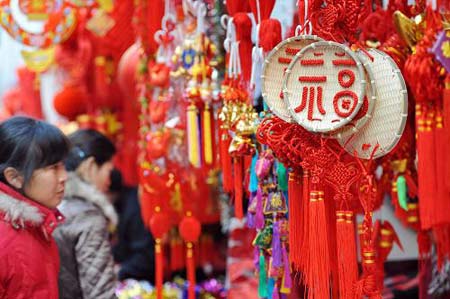 Customers select decorations in Hefei, capital of east China's Anhui Province, Jan. 9, 2009. As the Spring Festival or the Chinese lunar New Year approaches, decorations are becoming popular all over the nation. The Chinese lunar New Year falls on Jan. 26 this year. [Xinhua]