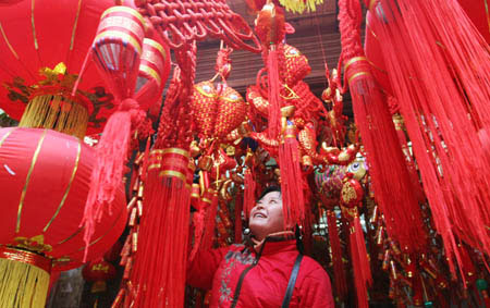 A customer selects decorations in Hefei, capital of east China's Anhui Province, Jan. 9, 2009. [Xinhua]