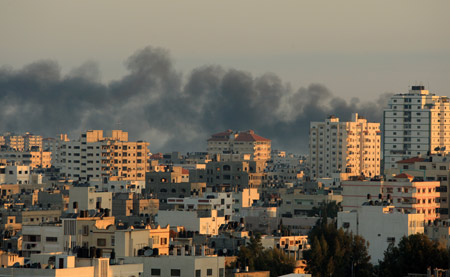 Shortly before the end of the 15th day of Israeli air and ground offensive, the Israeli warplanes and tanks intensified on Saturday night strikes on different targets in the Gaza Strip, and the death toll has reached 854, witnesses and medics said.