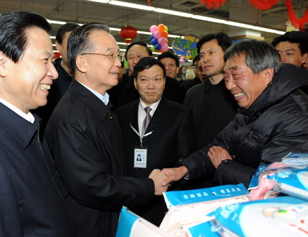 Chinese Premier Wen Jiabao (2nd L) talks to shoppers at Suguo supermarket in Nanjing, capital of east China's Jiangsu Province, Jan. 10, 2009. Wen made an inspection tour in Jiangsu Province from Jan. 9 to 11. [Li Xueren/Xinhua]