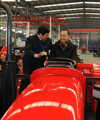 Chinese Premier Wen Jiabao (R) visits Changfa Group in Changzhou City, east China's Jiangsu Province, Jan. 10, 2009. Wen made an inspection tour in Jiangsu Province from Jan. 9 to 11. [Li Xueren/Xinhua]