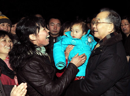 Chinese Premier Wen Jiabao (R) talks to local residents in the Xuanwu District of Nanjing, capital of east China's Jiangsu Province, Jan. 10, 2009. Wen made an inspection tour in Jiangsu Province from Jan. 9 to 11. [Li Xueren/Xinhua]