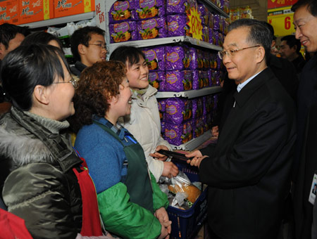 Chinese Premier Wen Jiabao (2nd R) talks to shoppers at Suguo supermarket in Nanjing, capital of east China's Jiangsu Province, Jan. 10, 2009. Wen made an inspection tour in Jiangsu Province from Jan. 9 to 11. [Li Xueren/Xinhua]