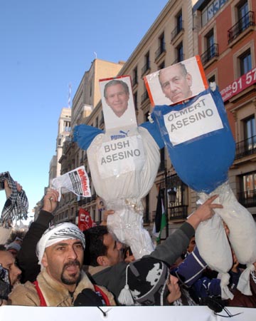 People take part in a demonstration on Jan. 11, 2009 in Madrid, capital of Spain, to protest against Israeli's continued military attacks on the Palestinians in the Gaza Strip. [Chen Haitong/Xinhua]
