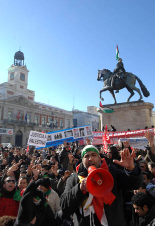 People take part in a demonstration on Jan. 11, 2009 in Madrid, capital of Spain, to protest against Israeli's continued military attacks on the Palestinians in the Gaza Strip. [Chen Haitong/Xinhua] 