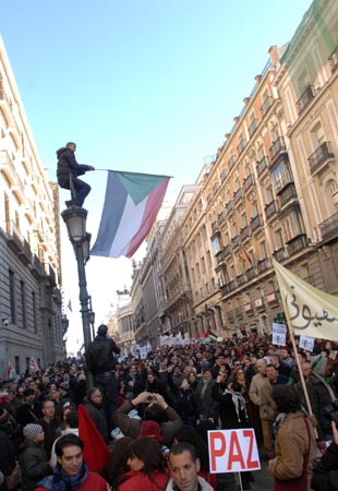 People take part in a demonstration on Jan. 11, 2009 in Madrid, capital of Spain, to protest against Israeli's continued military attacks on the Palestinians in the Gaza Strip. [Chen Haitong/Xinhua]