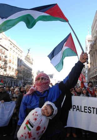 People take part in a demonstration on Jan. 11, 2009 in Madrid, capital of Spain, to protest against Israeli's continued military attacks on the Palestinians in the Gaza Strip. [Chen Haitong/Xinhua]