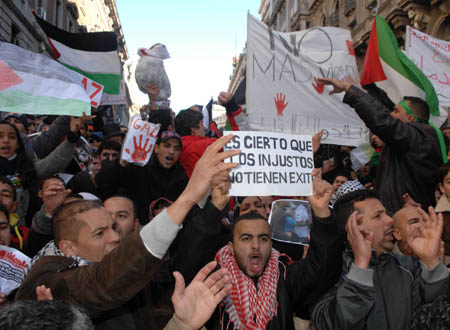 People take part in a demonstration on Jan. 11, 2009 in Madrid, capital of Spain, to protest against Israeli's continued military attacks on the Palestinians in the Gaza Strip. [Chen Haitong/Xinhua]