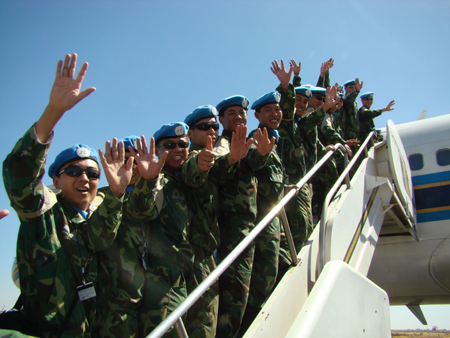 Members of the first batch of China's first peacekeeping engineering contigent to Darfur board the plane back to China at the airport in Nyala, capital of South Darfur State of Sudan, Jan. 11, 2009. A special plane carrying the first group of 160 soldiers of China's second peacekeeping engineering contigent to Darfur arrived in Nyala on Sunday to replace the first contigent, who have been in Darfur since November 2007.[Xinhua]