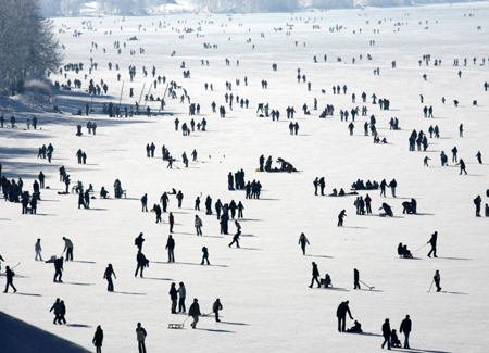 People enjoy the frozen Lac de Joux at Le Pont in the Jura region in Western Switzerland Jan.11, 2009. The lake is a popular spot during the winter months for skating, but only in the last fortnight has it been frozen enough to allow people to do so. [Xinhua/Reuters]