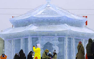 Tourists view a snow sculpture depicting an ancient Chinese palace, during the 2009 Shenyang International Ice and Snow Festival in Shenyang, capital of northeast China's Liaoning Province, on Jan. 11, 2009. The 35-day festival, featuring ice lanterns, snow sports and traditional Chinese elements, was opened here on Sunday. [Xinhua]