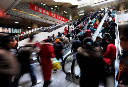 Passengers rush into the Zhengzhou Railway Station in Zhengzhou, capital of central China's Henan Province, on Jan. 11, 2009. The 40-day Spring Festival transportation, or Chunyun in Chinese, began on Sunday, with the estimation of 2.32 billion people to travel over the Chinese lunar New Year starting from Jan. 26 this year.[Xinhua] 