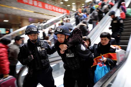 Members of special police force carry an old woman who fell on the elevator to receive treatment, at the Zhengzhou Railway Station in Zhengzhou, capital of central China's Henan Province, Jan. 11, 2009. The 40-day Spring Festival transportation, or Chunyun in Chinese, began on Sunday, with the estimation of 2.32 billion people to travel over the Chinese lunar New Year starting from Jan. 26 this year.[Xinhua] 