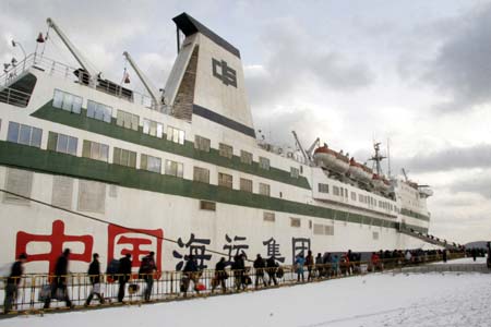 Passengers borad a ship at the Weihai Harbor in Weihai, east China's Shandong Province, Jan. 11, 2009. The 40-day Spring Festival transportation, or Chunyun in Chinese, began on Sunday, with the estimation of 2.32 billion people to travel over the Chinese lunar New Year starting from Jan. 26 this year.[Xinhua] 