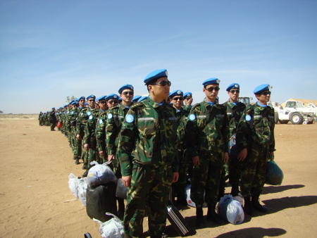 Members of the first batch of China's second peacekeeping engineering contigent to Darfur arrive at the airport in Nyala, capital of South Darfur State of Sudan, Jan. 11, 2009. A special plane carrying the 160 soldiers of the batch arrived in Nyala on Sunday to replace the first contigent, who have been in Darfur since November 2007.[Xinhua]