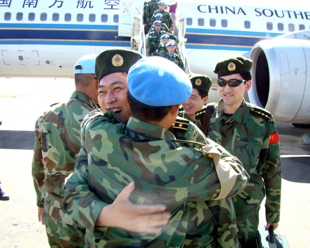 Members of the first batch of China's second peacekeeping engineering contigent to Darfur arrive at the airport in Nyala, capital of South Darfur State of Sudan, Jan. 11, 2009. A special plane carrying the 160 soldiers of the batch arrived in Nyala on Sunday to replace the first contigent, who have been in Darfur since November 2007.[Xinhua] 