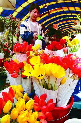 In Southwest China's Yunnan Province, sales at the country's biggest flower market are up 20 percent compared to usual. 