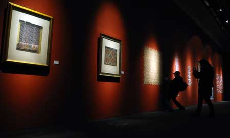 Visitors take photos of exhibits at an arts and crafts exhibition at the Art Gallery of China in Beijing, capital of China, Jan. 9, 2009. (Xinhua Photo)