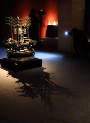 Photo taken on Jan. 10, 2009 shows bronze exhibits during an arts and crafts exhibition at the Art Gallery of China in Beijing, capital of China, Jan. 9, 2009.(Xinhua Photo)