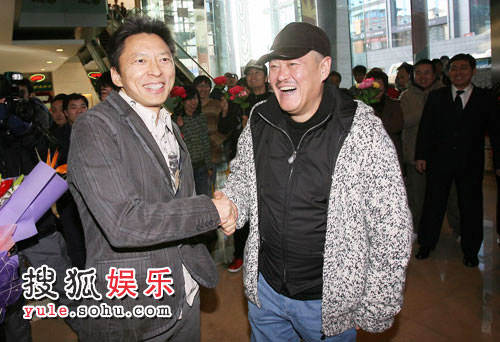 Charles Zhang(L), Chairman and chief executive officer of Website Sohu.com, meets actor Zhao Benshan during a ceremony on January 9, 2008, to launch Zhao's new website.