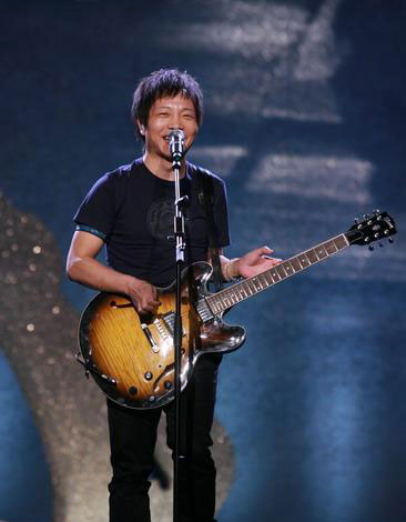 Musician Xu Wei performs at the Beijing Pop Music Awards ceremony on January 11, 2009. 