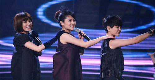 Members of the pop group S.H.E perform at the Beijing Pop Music Awards ceremony on January 11, 2009. 