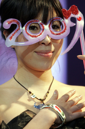 A model presents a necklace with pattern of ox during a souvenir fashion prediction show in Shanghai, east China, Jan. 9, 2009. The fashion key words of souvenirs this year are 'ox' and 'city' with environmental protection conception. 