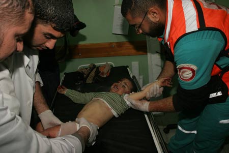  A Palestinian child wounded during Israeli strikes is sent to Shifa hospital in Gaza City on Jan. 11, 2009. Israel's ongoing attacks on Hamas targets in the Gaza Strip have claimed almost 900 lives.[Xinhua]