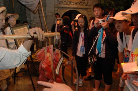 Students from China's quake-hit Sichuan Province visit the Kaisa Heritage Center in Manila Jan. 12, 2009. Invited by Philippine President Gloria Macapagal-Arroyo, a group of 100 children who survived a devastating earthquake in China last May arrived in the Philippines on Sunday for a weeklong trip.[Xinhua]