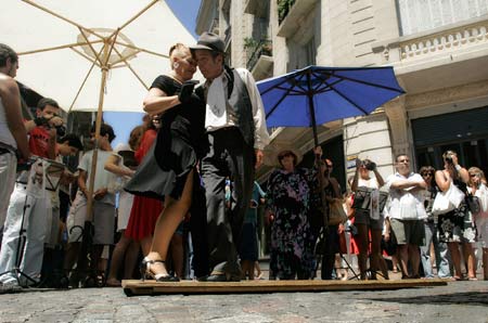 Artists perform tango in Buenos Aires, capital of Argentina, Jan. 11, 2009. Argentina welcomes the golden time for tourism in January.[Xinhua]