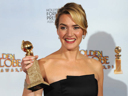 Kate Winslet holds her award for Best Performance by an Actress In A Supporting Role in a Motion Picture for her part in 'The Reader'', at the 66th annual Golden Globe awards in Beverly Hills, California Jan. 11, 2009. [Xinhua/AFP]