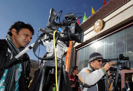Foreign reporters work outside the venue of the second meeting of the 9th Tibetan Regional Committee of the Chinese People's Political Consultative Conference in Lhasa, capital of southwest China's Tibet Autonomous Region, Jan. 12, 2009. [Chogo/Xinhua]