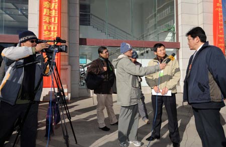 Foreign reporters cover a member of Tibetan Regional Committee of the Chinese People's Political Consultative Conference in Lhasa, capital of southwest China's Tibet Autonomous Region, Jan. 12, 2009. [Chogo/Xinhua]