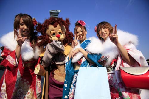 Japanese twenty-year-olds dressed in traditional kimonos pose for pictures with Disney's cartoon character during a ceremony to celebrate the annual Coming-of-Age Day at the Tokyo Disneyland in Urayasu City of Chiba Prefecture, suburban Tokyo, on Jan. 12, 2009. [Xinhua]