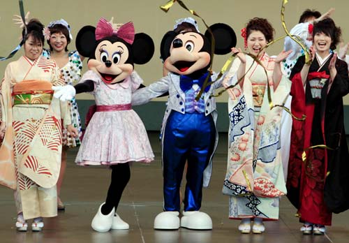 Mickey and Minnie perform with Japanese twenty-year-olds dressed in traditional kimonos during a ceremony to celebrate the annual Coming-of-Age Day at the Tokyo Disneyland in Urayasu City of Chiba Prefecture, suburban Tokyo, on Jan. 12, 2009.[Xinhua]