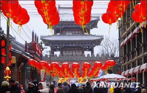 Local artists perform martial arts at a temple fair in Shenyang, capital city of northeast China&apos;s Liaoning Province, on January 11, 2009. As a prelude to the upcoming Spring Festival, the temple fair held in Qipanshan, or the Chessboard Mountain Scenic Area in Shenyang, features many traditional activities such as Yangge dance and a lantern fair.[Photo:Xinhua]