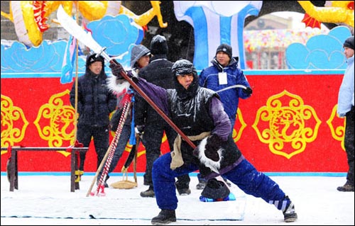 Citizens stroll about a temple fair decorated with red lanterns. As a prelude to the upcoming Spring Festival, the temple fair held in Qipanshan, or the Chessboard Mountain Scenic Area in Shenyang, features many traditional activities such as Yangge dance and a lantern fair.[Photo:Xinhua]