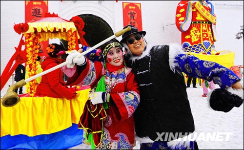  Dressed in flamboyant costumes, artists from a local troupe perform Yangge dance at the temple fair. As a prelude to the upcoming Spring Festival, the temple fair held in Qipanshan, or the Chessboard Mountain Scenic Area in Shenyang, features many traditional activities such as Yangge dance and a lantern fair.[Photo:Xinhua]