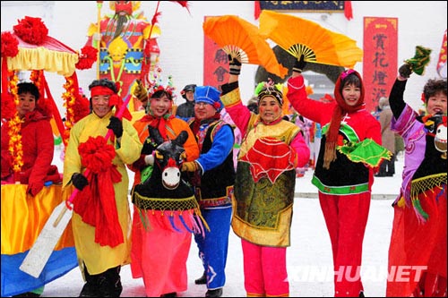 Dressed in flamboyant costumes, artists from a local troupe perform Yangge dance at the temple fair. As a prelude to the upcoming Spring Festival, the temple fair held in Qipanshan, or the Chessboard Mountain Scenic Area in Shenyang, features many traditional activities such as Yangge dance and a lantern fair.[Photo:Xinhua]