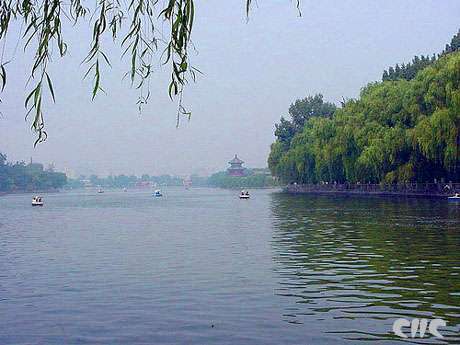 A file photo of Shichahai in Beijing. China's rivers and skies became cleaner in 2008, figures from the China Environmental Monitoring Center indicated on January 12, 2009. Analysts said one of the contributors for the better environment has been the lower emissions and pollutants as a result of the economic slowdown.  [China.org.cn photo]