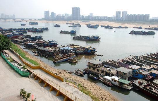 The picture taken on November 18, 2008 shows boats are jammed in Beijiang River in south China's Guangdong Province after a lingering drought lowered the water to an unnavigable level.