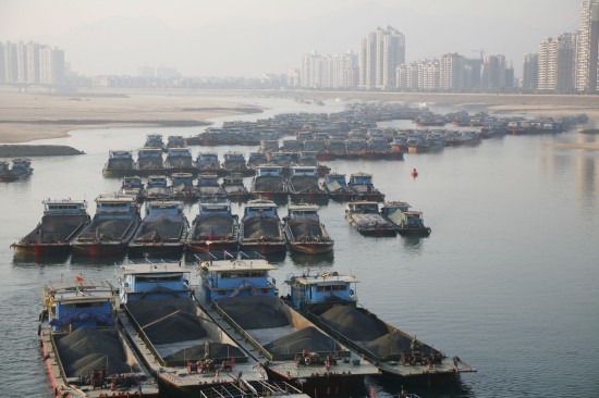 The picture taken on December 12, 2008 shows boats are jammed in a river in south China's Guangdong Province after a lingering drought lowered the water to an unnavigable level.