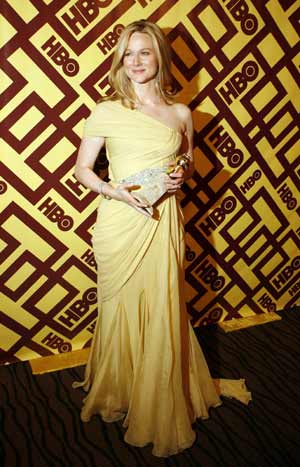 Actress Laura Linney smiles with her award at the 66th annual Golden Globe party sponsored by the HBO network in Beverly Hills, California January 12, 2009.