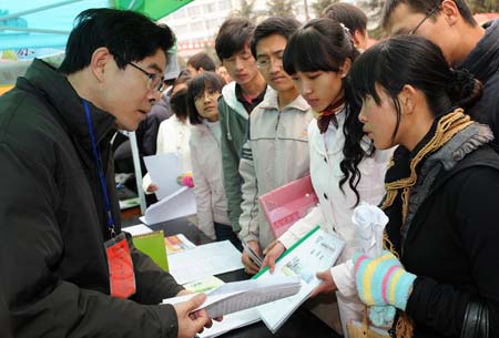 Graduates attend a job fair facing students of normal universities in Kunming, capital of southwest China's Yunnan Province Jan. 13, 2009. Over 100,000 students are going to graduate in the year of 2009 in Yunnan Province. [Lin Yiguang/Xinhua]