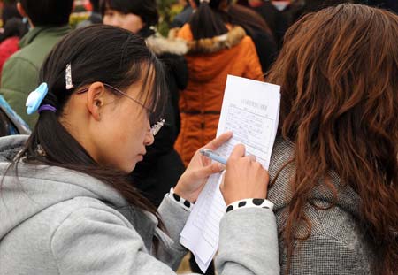 Graduates attend a job fair facing students of normal universities in Kunming, capital of southwest China's Yunnan Province Jan. 13, 2009. Over 100,000 students are going to graduate in the year of 2009 in Yunnan Province. [Lin Yiguang/Xinhua]