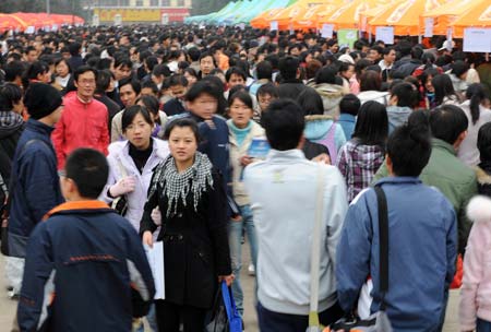 Graduates attend a job fair facing students of normal universities in Kunming, capital of southwest China's Yunnan Province Jan. 13, 2009. Over 100,000 students are going to graduate in the year of 2009 in Yunnan Province. [Lin Yiguang/Xinhua]