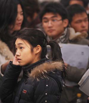 College graduates attend a job fair in Hangzhou, capital of east China's Zhejiang Province Jan. 13, 2009. Some 700 companies provided 12,000 positions during the job fair on Tuesday. [Tan Jin/Xinhua]