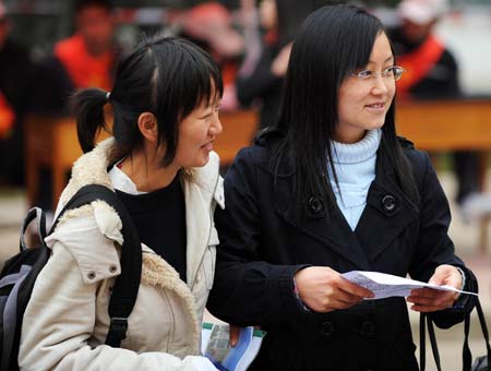 Graduates attend a job fair facing students of normal universities in Kunming, capital of southwest China's Yunnan Province Jan. 13, 2009. Over 100,000 students are going to graduate in the year of 2009 in Yunnan Province. [Lin Yiguang/Xinhua]