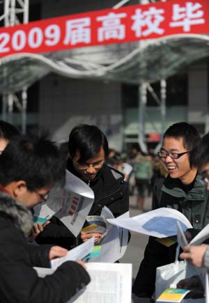  College graduates attend a job fair in Hangzhou, capital of east China's Zhejiang Province Jan. 13, 2009. Some 700 companies provided 12,000 positions during the job fair on Tuesday. [Xu Yu/Xinhua]